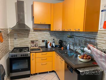 Cucina con tavolo e sedie