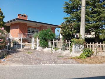 splendida villa in frazione tranquilla vicino a Gu