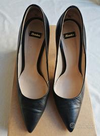 Décolleté nere a punta, Bata, n. 39