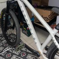 Bici dirt commencal absolut L 2024