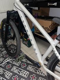 Bici dirt commencal absolut L 2024