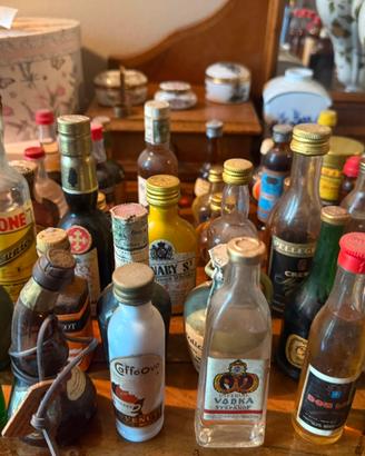 36 bottiglie mignon di liquore da collezione