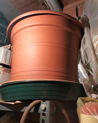 vasi in coccio e plastica 