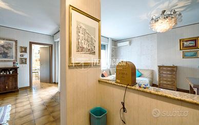 QUADRILOCALE SIGNORILE CON BOX IN VIA CASTELFORTE!