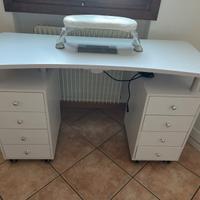 Tavolino per unghie con aspirapolvere