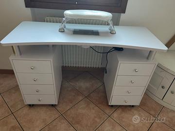 Tavolino per unghie con aspirapolvere