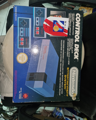 Nintendo NES boxata originale e completa