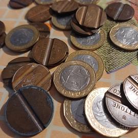 vari monete metallo e gettoni