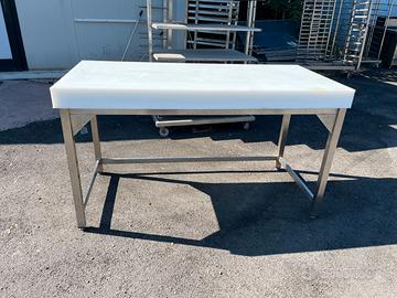 Tavolo in acciaio inox con piano in polietilene