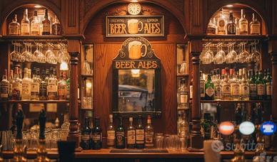 specchio e insegna con orologio BIRRA