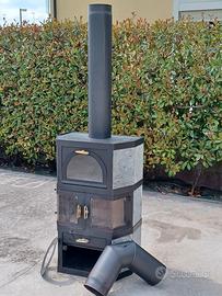 Stufa a legna con vano forno. Colore nero/grigio.