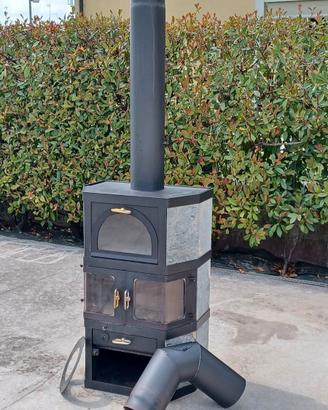 Stufa a legna con vano forno. Colore nero/grigio.