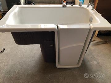 Vasca da bagno con sportello con miscelatore