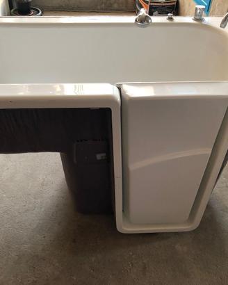 Vasca da bagno con sportello con miscelatore