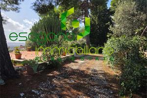 Cottage con vista panoramica e giardino mediterran