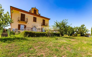 VILLA con GIARDINO PRIVATO e due BOX AUTO