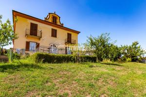 VILLA con GIARDINO PRIVATO e due BOX AUTO