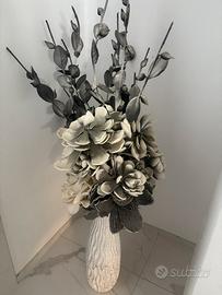 Vaso con fiori finti