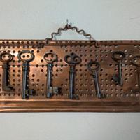 Lotto di 7 Chiavi Antiche su Supporto in Rame