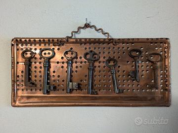 Lotto di 7 Chiavi Antiche su Supporto in Rame