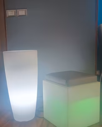 Portavaso e pouf luminosi di design Monacis