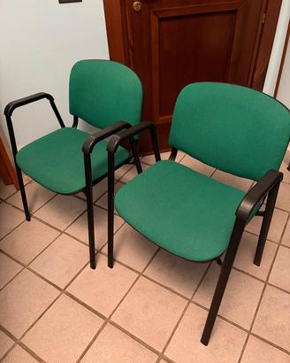 Coppia di sedie da ufficio verdi con braccioli