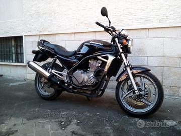 Kawasaki ER5 500 ricambi pedane chiavi comandi