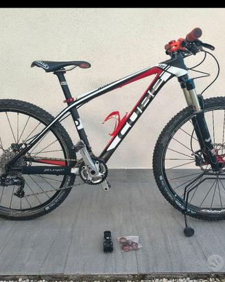 Mountain bike Cube in carbonio 