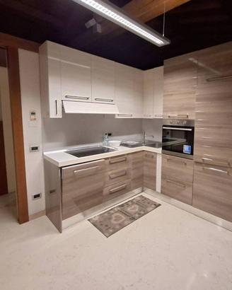 Appartamento di 300 m² con più di 5 locali a Maros