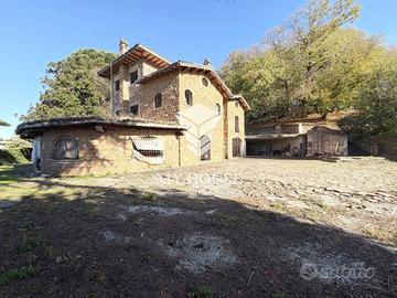 Rustico / Casale di 463 m² con più di 5 locali e b