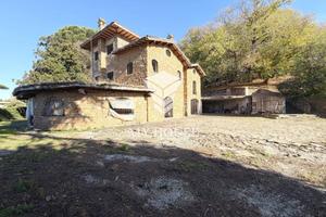 Rustico / Casale di 463 m² con più di 5 locali e b