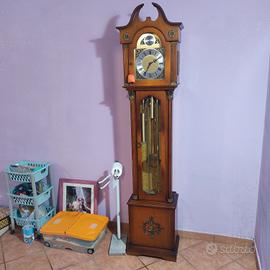 orologio a pendolo moderno