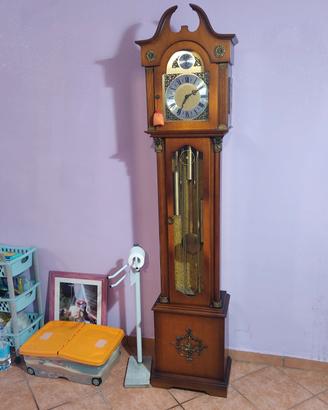 orologio a pendolo moderno