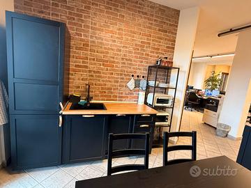 Cucina Ikea nera munita di frigo e lavastoviglie