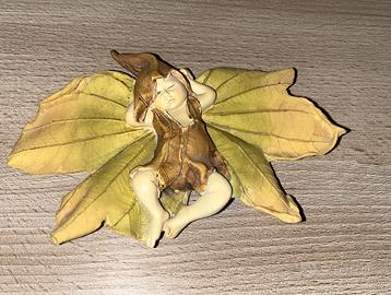 FATA bimbo che dorme su foglie Elfo