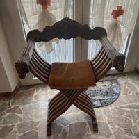 sedia Savonarola vintage di legno intagliato 