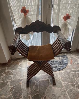 sedia Savonarola vintage di legno intagliato 
