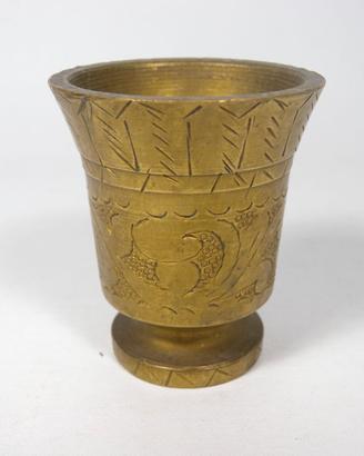 Antico piccolo mortaio in ottone cesellato d'epoca