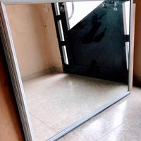 Specchio con cornice in legno dipinto a mano