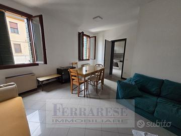 Padova, 5 persone per appartamento arredato