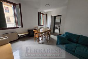 Padova, 5 persone per appartamento arredato