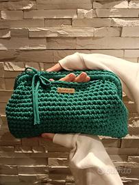Borsa elegante fatta a uncinetto 