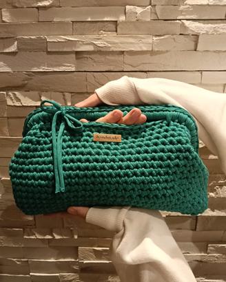 Borsa elegante fatta a uncinetto 