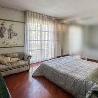 Camera matrimoniale completa con letto e arredo