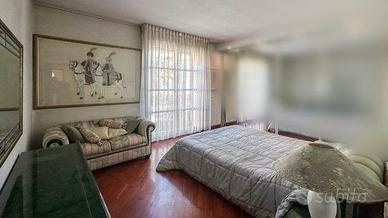 Camera matrimoniale completa con letto e arredo