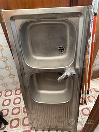 Lavello inox doppia vasca con raccordi rubinetto