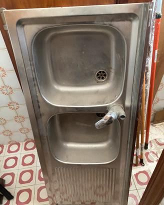 Lavello inox doppia vasca con raccordi rubinetto