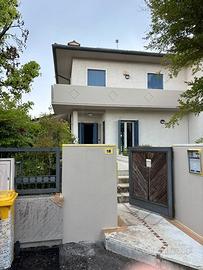 Villa a Schiera di testa con giardino