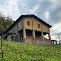 Cascina panoramica con stalla e terreno