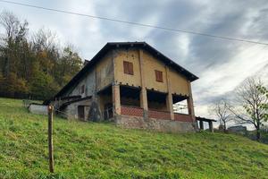 Cascina panoramica con stalla e terreno